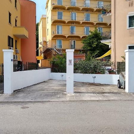 The Bluehouse - Spacious Top Floor Flat With Parking, By Mon Repos Beach Corfu  Екстериор снимка